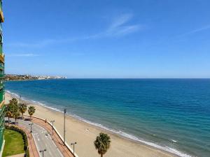 Beachfront 2 Bed Balcony & Sea Views
