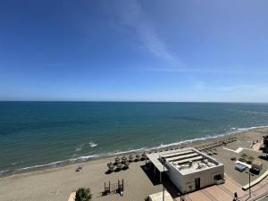Beachfront 2 Bed Balcony & Sea Views