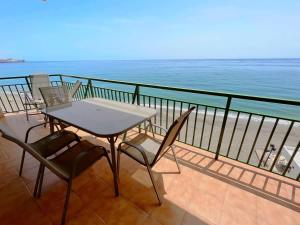 Beachfront 2 Bed Balcony & Sea Views