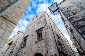 Inside Ancient City Walls Apartment