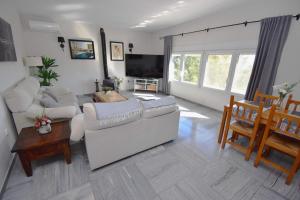 Spacious Family Villa & Studio Pool Walk to Beach