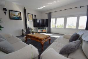 Spacious Family Villa & Studio Pool Walk to Beach
