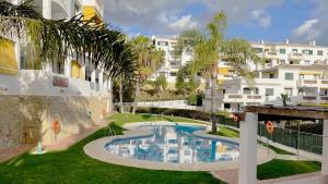 2 Bed Apartment Huge Terrace & Pool