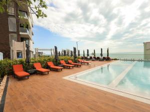 AquaView Studio Beach & Pool