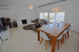 Family Villa Pool Sea Views & Walk to Beach