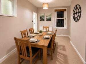 Contractor & Family House Sleeps 8 Free Parking