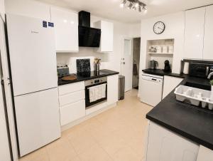 Contractor & Family House Sleeps 8 Free Parking