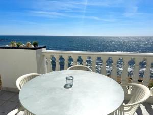 Panoramic Seafront Apartment with Terrace