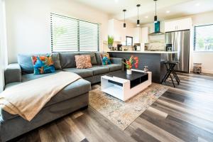Modern 1BR Loft Near Hollywood & DTLA Free Parking Balcony