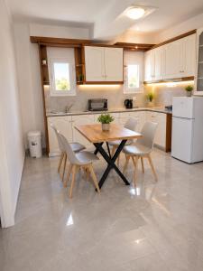 Fully Renovated Two Bedroom Luxury Suite by Bessies Village