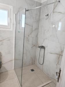 Fully Renovated Two Bedroom Luxury Suite by Bessies Village