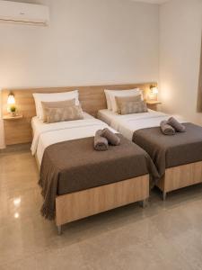 Fully Renovated Two Bedroom Luxury Suite by Bessies Village