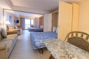 Direct Oceanfront Efficiency Studio with Pool