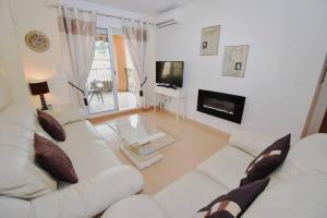 Spacious 2BR Apartment Terrace Pool & Train