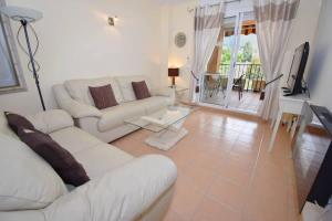 Spacious 2BR Apartment Terrace Pool & Train