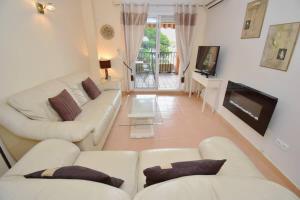 Spacious 2BR Apartment Terrace Pool & Train