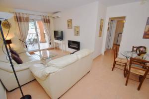 Spacious 2BR Apartment Terrace Pool & Train