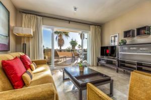 Private Jacuzzi Pool & Terrace Near Beach