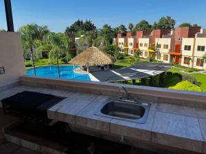 Family Home with Pool sun pool and relaxation