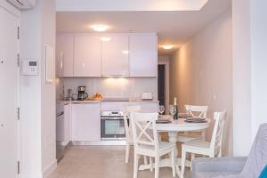 Modern 2BR Apartment Walk to Beach & Old Town
