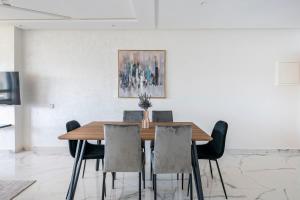 Sunny Seaview 2BR, Pool, Balcony, AC & Lift