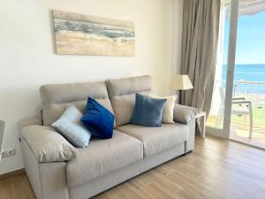 Beachfront 1-Bed Apartment with Stunning Views