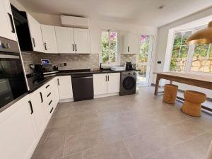 Large Calahonda Villa Pool Hot Tub & Garden