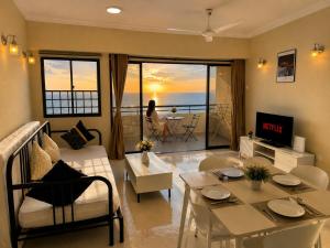 Sea View Balcony 3BR Walk to Beach & Night Market