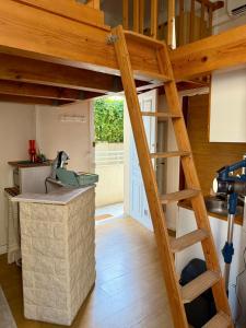 Studio climatisé avec mezzanine à 300 m de la plage