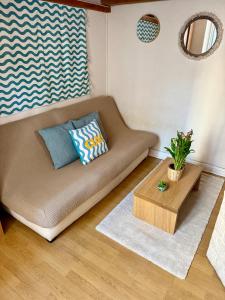 Studio climatisé avec mezzanine à 300 m de la plage