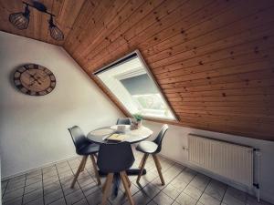 Kleine Muschelbude Ferienwohnung mit Balkon und Wallbox in Neßmersiel