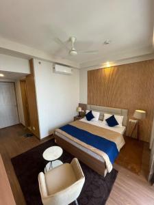 PrimeStays Studio Couples, Work & Travel Ready