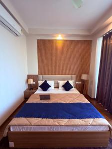 PrimeStays Studio Couples, Work & Travel Ready