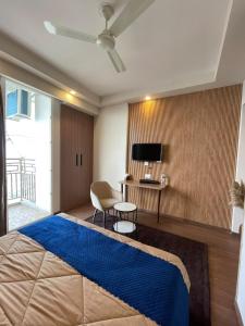 PrimeStays Studio Couples, Work & Travel Ready