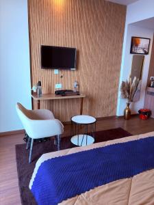 PrimeStays Studio Couples, Work & Travel Ready
