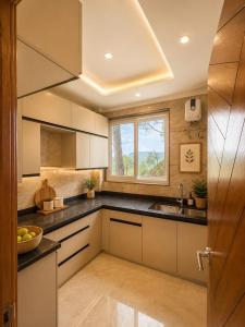 Majestic Studio Panoramic Views 10 min Mall-Road