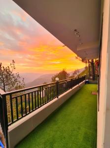 Majestic Studio Panoramic Views 10 min Mall-Road