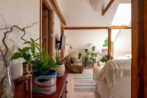 Hygge Home - Bright Cottage-Style Apartment with Terrace & Free Weekend parking