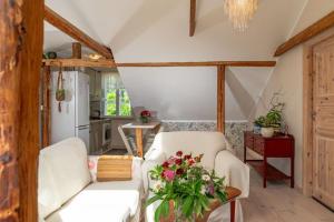 Hygge Home - Bright Cottage-Style Apartment with Terrace & Free Weekend parking