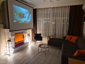4 BR Flat with Terrace and Hot Tub in Historic Istanbul