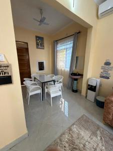 Modern Three BR En-Suite Apartment Near Airport in Tabata