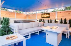 Teeni Santorini Rooftop Lounge Sauna & Hot Tub