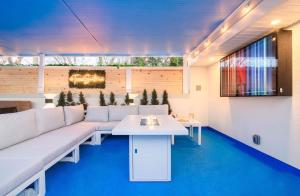 Teeni Santorini Rooftop Lounge Sauna & Hot Tub
