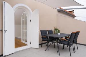Sunny Apartment with Terrace
