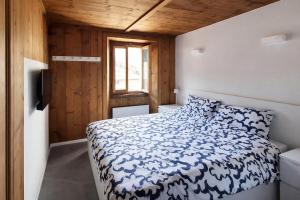 Chic Traditional Apt - with WIFI & View Mountains