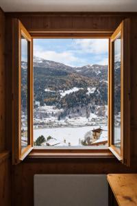 Chic Traditional Apt - with WIFI & View Mountains