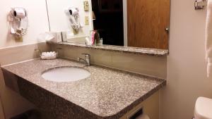 Canway Inn & Suites