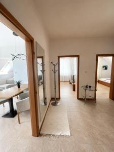 Veľký rodinný apartmán s výhľadom na zeleň a hory v centre Piešťan s parkovaním