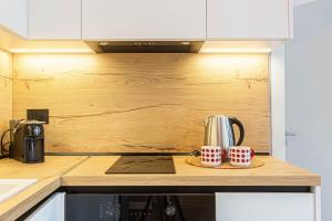 AMAS 2BR Ap 6 Parking, Balcony & Kitchen