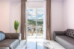 AMAS 2BR Ap 6 Parking, Balcony & Kitchen